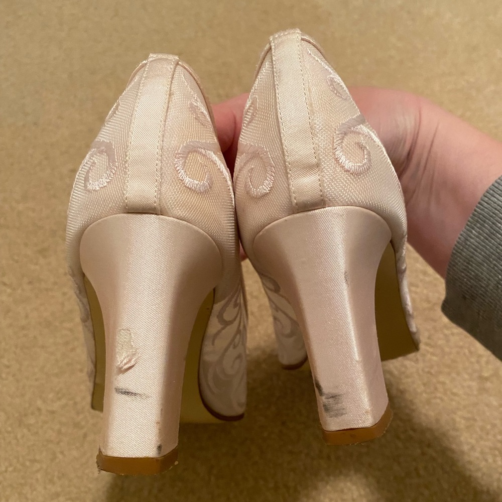 Lord & Taylor Light Pink Lace Detail Heels Size 7.5 - Picture 4 of 4